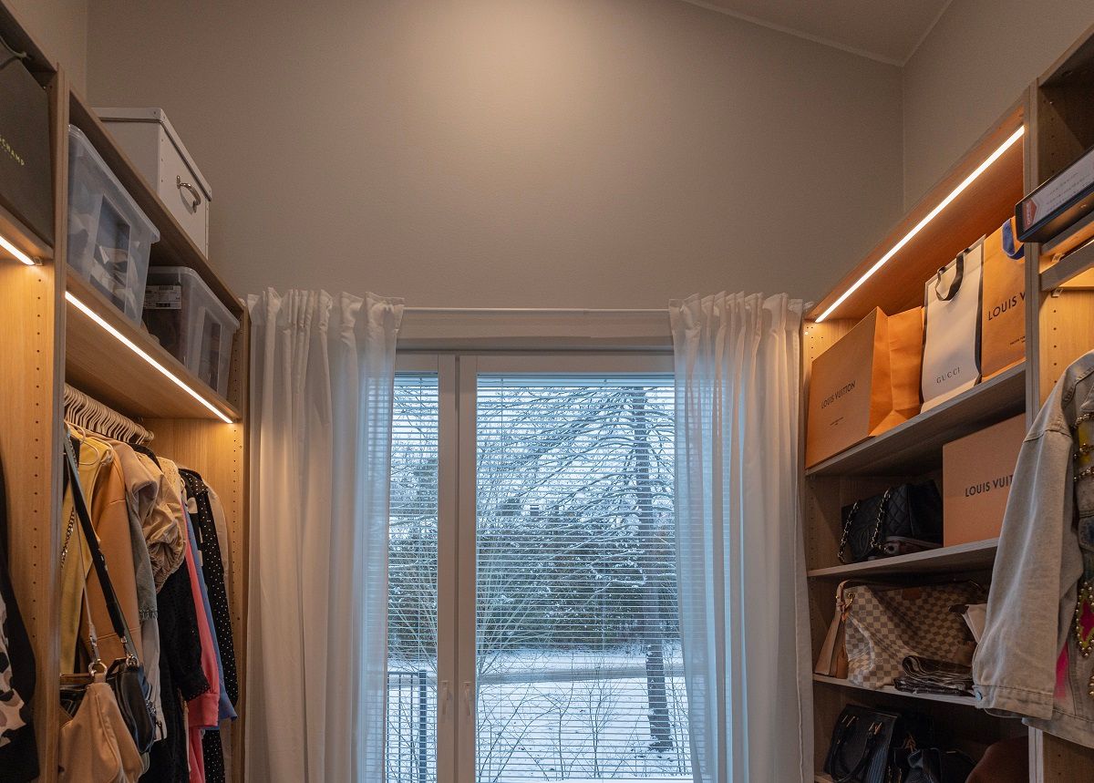 Illuminazione dell'armadio con profili LED montati sugli armadi.